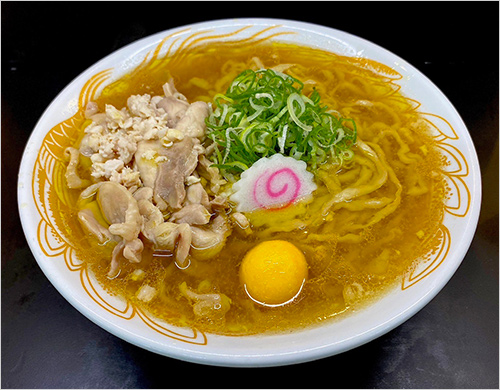 金の鶏中華(1杯) 1,200円  手鍋で鶏肉を炊き上げる“追い鶏”で旨みを重ねた、鶏油ともちもちの多加水麺が相性抜群の1杯。