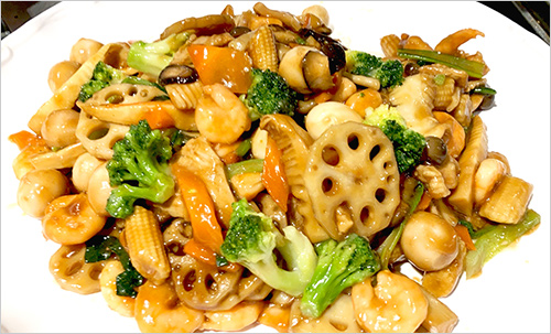 ＜桂林＞彩り野菜の八宝菜(100g) 540円  通常615円のところ、「中華の日」特別価格でご用意いたしました。たっぷり野菜と豚肉・海老を特製醤油だれで仕上げた中華の定番料理です。