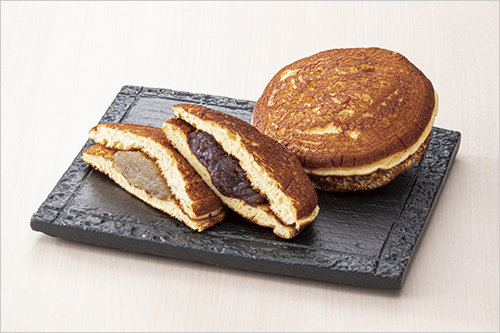 どら焼(白・黒／1個) 各430円  パンケーキのようにふわふわ、しっとりの生地に自家製餡がたっぷり。浅草で約90年の歴史ある、人気のどら焼きをこの機会にどうぞ。