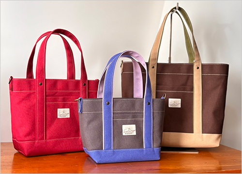 トートバッグ 左：M(W23×H23×D13cm／持ち手：40cm) 14,080円 中央：S(W19×H18×D13cm／持ち手：35cm) 12,100円 右：L(W29×H27×D15cm／持ち手：45cm) 16,500円  国産帆布ならではのしっかりとした丈夫さと、使い込むほどに風合いが増す素材感が魅力です。