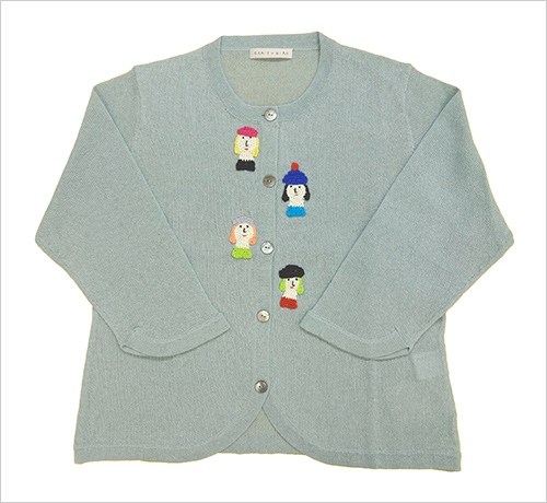 マダムモチーフアップリケ付きニットカーディガン(綿44％・レーヨン42％・麻14％) 43,450円  薄手でさらりとした肌触りのカーディガン。かぎ編み2本取りのキュートなマダム4人のお顔、それぞれの表情までお楽しみいただけます。