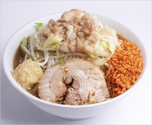 鷹の目ラーメン(1杯) 1,300円  豚の旨味、野菜の甘味、自家製麺の小麦の香り、すべてが一体となり満足感のある一杯。ニンニク、カラアゲ(辛い揚げ玉)が食欲をかき立てます。