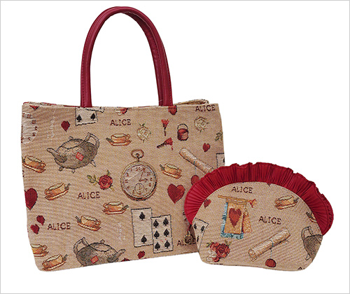 バッグ(約W26×H20×D12cm) 17,600円 ポーチ(約W17×H11×D6cm) 6,600円  ベーシックでシンプルなデザインのトートバッグは、どなたでも使いやすいサイズ感。マチが広めなので見た目以上の収納力があります。上部にフリルをあしらった大人可愛いポーチは、ギフトにもおすすめです。