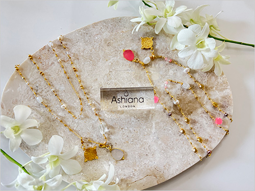 ASHIANA LONDON ロングネックレス 左：(ホワイト／長さ：約109.4cm) 22,000円 右：(ピンク／長さ：約101.2cm) 22,000円  春夏の爽やかな装いにぴったりのアクセサリー。ロングでスタイリッシュに、または二重にして華やかにも使える、使い勝手の良いネックレスです。