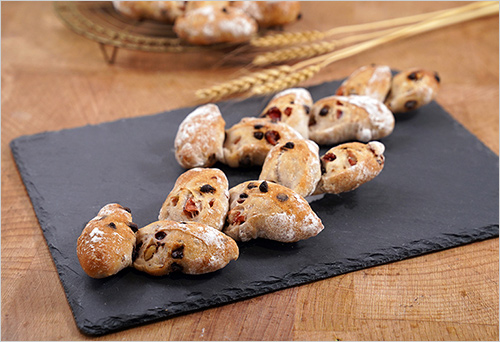 プティ・ボヌール(1個) 291円  相模女子大学とのコラボレーションから生まれたチョコレートとクランベリーを贅沢に練り込んだ、“小さな幸せ”を意味するフランスパンです。