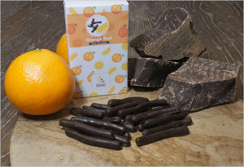 オレンジピール ダーク(80g) 1,836円  地中海の太陽の光をたっぷりと受けて育ったオレンジの皮を、シロップに漬けて乾燥。この工程を丁寧に繰り返したのち、ベルギー産のダークチョコレートで贅沢にコーティングしました。