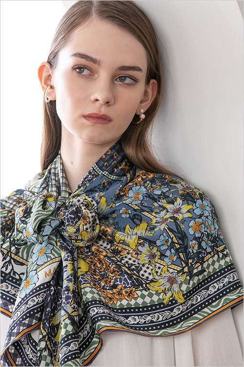 URBAN NAVY YELLOW(絹100％／W100×H100cm) 29,700円  人気のURBANに美しい新色が登場！東京の街、人、文化が混ざり合い生まれる独自のエネルギーを表現しました。 自然と都会が響き合い、伝統とモダンが調和する、洗練されたスカーフです。
