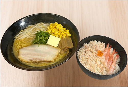 札幌味噌バターコーン＋カニエビ丼セット(北海道カニエビ丼)(1杯) 2,050円  札幌味噌ラーメンに甘味たっぷりのコーンをトッピング。さらに北海道のうま味を凝縮したカニと甘エビをセットにした格別のひと品。一杯で北海道を味わい尽くせるセットです。