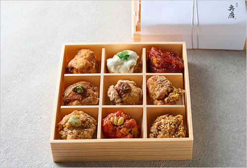 から揚げのおもたせ(9個入／ピリ辛、醤油、名古屋風、ゴルゴンゾーラ、エスニック、トマトコチュジャン、南蛮、バッファロー風、柚子胡椒) 2,800円【各日限定5箱】 ※店頭販売は5月24日(日)まで。5月25日(月)からは予約販売となります。  9種類のから揚げが入ったおもたせ折箱です。常温でお召し上がりいただけます。