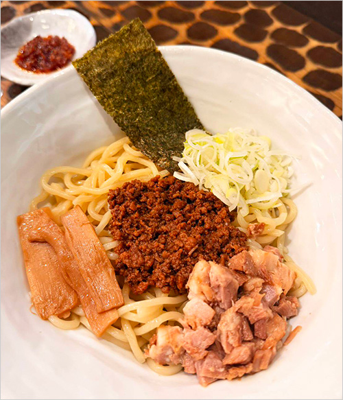 油虎の油そば(1杯) 1,280円  よく混ぜてそのままタレの味をお楽しみください。途中から「食べるラー油」を入れて、新たなおいしさをお楽しみいただけます。＜＃新宿地下ラーメン＞限定品である「牛すじ肉ごはん」のセットもおすすめです。