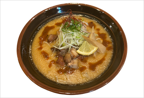 極上甘海老塩白湯 椿〜カメリア〜(1杯) 1,500円  日本海の甘海老を贅沢に使った濃厚白湯スープ。緻密に計算されたコク深い味わいに、国産粗挽き小麦セルヴァッジオ細麺が香り高く絡む一杯です。
