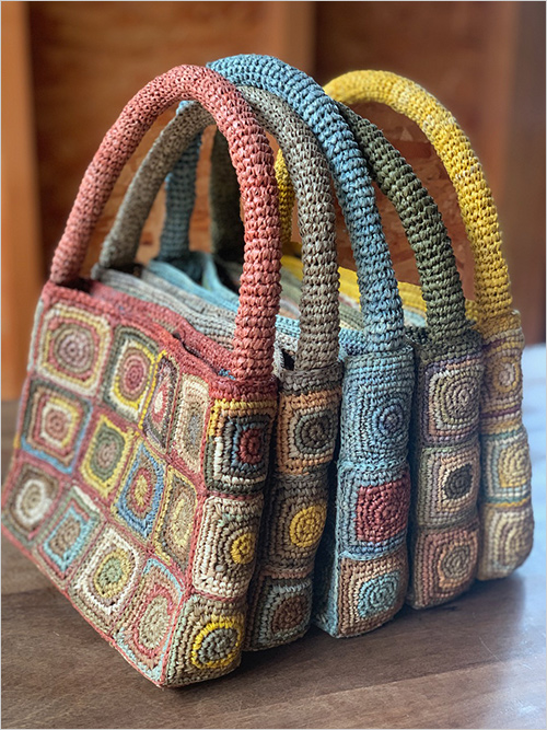 ラフィアバッグ(天然草木〈ラフィア〉／W22×H15×D5cm) 25,300円  マダガスカルのラフィア椰子の葉を使い、草木染めを施してかぎ針編みでバッグや小物を作るブランド。 自然の植物から染められる色合いは一つひとつ異なり、同じものはありません。使うほど愛着がわく一品をお届けします。