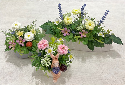 野草アレンジメント 左：(W10×H9×D10cm) 3,850円 中央：(W10×H8×D10cm) 4,620円 右：(W22×H12×D10cm) 5,500円  長年愛されている野草のアレンジメント。 ナチュラルでかわいらしい雰囲気がインテリアやプレゼントに喜ばれています。