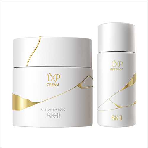 ＜SK-II＞LXP金継ぎ クリーム コフレ 68,200円 ［セット内容］ ・LXP金継ぎ クリーム(50g／現品) ・LXP金継ぎ エッセンス特製サイズ(30ml)  ＜SK-II＞最高峰のエイジングケア*1の数量限定コフレが登場しました。＜SK-II＞は美しさの本質的な価値を求めて、常に常識を越えるようなイノベーションにチャレンジし続けてきました。 経験によって育まれ、時を重ねた肌にしか得られない美しさを追求し、ハリ輝き(ツヤ)を与えるともにキメを整え美しい肌に。 時がたつほど*2に、全方位に異次元*3の美しさへと導きます。  *1 年齢に応じたお手入のこと *2 継続使用による *3 ＜SK-II＞において