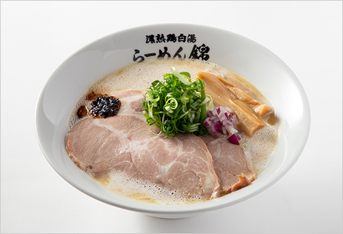 秋田鶏白湯醤油らぁめん(1杯) 1,100円  鶏ガラをふんだんに使用したコラーゲンたっぷりの濃厚鶏白湯スープに、老舗角館安藤醸造の生醬油でキレと旨味をプラスした鶏白湯醤油らぁめん。うま味調味料を使用せず、鶏からの旨味だけを存分に引き出したこのスープと「春よ恋」など三種の北海道産小麦を独自に配合したつるつるもちもち食感の自家製麺が相性抜群です。