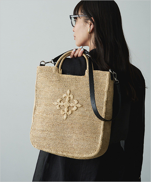 インドラフィア2wayトートバッグ (天然草木〈ラフィア〉／W32×H32×D10cm) 38,500円  天然素材の中でも丈夫で柔軟性に富んだラフィアを使用しています。フロントには、同素材で立体的に表現されたモノグラムをさりげないアクセントに。 実用的なA4収納サイズで夏の通勤から週末のバカンスまで活躍し、肩掛けに便利なレザーベルトを付属した2way仕様となっております。 ※その他参考品