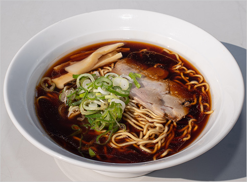 正油ラーメン(1杯) 1,100円  豚骨ベースの昆布と野菜の旨みを加えたスープに旭川特有の低加水のちぢれ麺がからみあう旭川正油ラーメンです。
