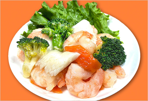 ＜桂林＞海老とブロッコリーの塩炒め(100g) 540円  通常700円のところ、「中華の日」特別価格でご用意いたしました。プリプリの海老と野菜を桂林特製の塩だれで仕上げました。シャキシャキとクワイの食感が楽しい一品です。