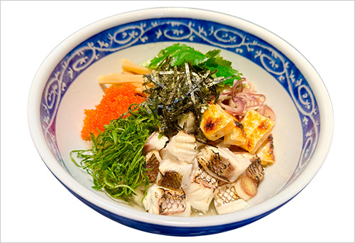 真鯛と鮭ハラスの冷やしまぜそば(1杯) 1,600円  もち小麦を使った極太もちもち麺を使用し、炙り真鯛、炙り鮭ハラス、トビッコや、清涼感たっぷりの薬味をたっぷりのせた冷やしまぜそばです。