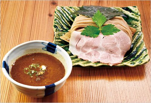 特濃のどぐろつけ麺(1杯) 1,500円  「のどぐろ煮干し」を中心に豚骨や鶏ガラをじっくり炊き上げた濃厚スープ。そして香ばしい焙煎大麦を使用したビターな極太麺。これらが織り成す味わいは素材の魅力を存分に引き立てています。
