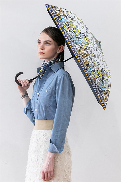 ALL‐Weather Umbrella(URBAN navy yellow) (親骨の長さ：50cm〈グラスファイバー〉／ポリエステル100％) 18,150円  スカーフの美しいデザインをそのまま閉じ込めた＜マクール＞の晴雨兼用傘。 軽量でUVカット・撥水性も備え、今年は手にかけやすい持ち手に刷新。桜や百合にアニマルやチェックを重ねた、マクールらしい洗練デザインです。 ※その他参考品