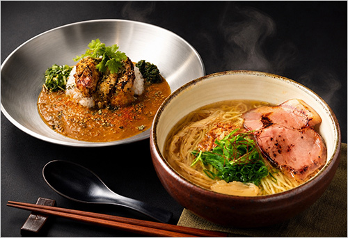 塩らぁめん＋スパイス香る鶏油ラーカレ(ハーフ)(1セット) 2,350円  塩らぁめん：鶏と魚介の旨みをとじこめた清湯スープは、スッキリとしながら奥行きのある一杯です。　 スパイス香る鶏油ラーカレ：＜麺屋宗＞の人気の白湯スープ、鶏油、塩ダレなどをスパイスと合わせたカレーライス。付け合わせの「特製ニラペースト」と「水菜のポルサンボル」を少しずつ崩しながらお召し上がりください。