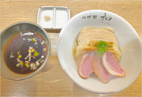 昆布水つけ麺(1杯) 1,500円  白身魚の王様である「のどぐろ」と日本三大地鶏である「比内地鶏」が織りなす昆布水つけ麺。つけ汁は、「のどぐろ」または「比内地鶏」をお選びいただけます。