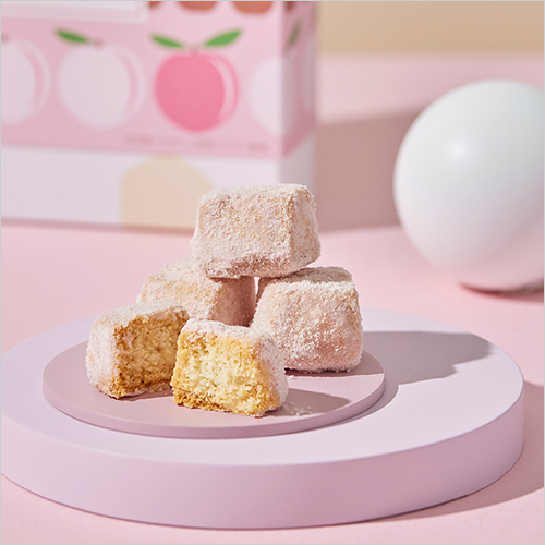 ビスキュイ キャレ 白桃(全6袋／1袋×2個入り) 1,047円  淡いピンク色をまとい、ころんとした見た目が可愛らしい白桃味のクッキーです。 ※画像はイメージです。