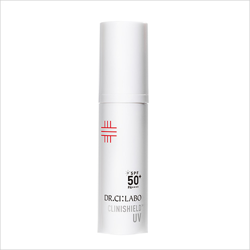 クリニシールド UVスキンケア(30g／SPF50+・PA++++) 5,280円  ＜ドクターシーラボ＞独自のシールド技術スマートレイヤーズ™で紫外線カットと同時に美容液成分*1をチャージ。長時間澄んだ肌を保つ*2、日中用UV美容液。  *1 パンテノール、加水分解ヒアルロン酸(整肌成分) *2 メイクアップ効果による