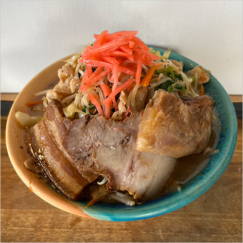 肉野菜沖縄そば(1杯) 1,600円  自家製麺の沖縄そばをベースに、たっぷりの野菜炒めを盛り付けました。トッピングには、沖縄そばの定番であるラフテーと軟骨ソーキに加え、当店オリジナルの「豚タンのマース煮(塩煮)」をご用意。 沖縄そばならではの出汁と自家製麺、そして＜ソウハチヤ＞自慢の野菜と肉が織りなす一杯です。