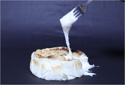 トロリとのび～るラクレットチーズケーキ(1ホール／直径12cm) 4,800円  とろ～り伸びるラクレットチーズで作った新感覚チーズケーキ。室温で少し緩めるとさらになめらかに伸び、そのままでもフルーツにかけても格別な味です。ラクレットの濃厚な旨味をお楽しみください。