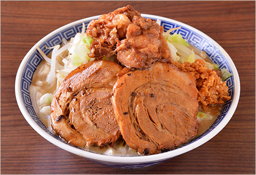 角ふじ(1杯) 1,100円  豚骨をしっかり乳化させた濃厚スープに、たっぷりの背脂をプラス。さらにニンニクのパンチが効いていて、食べ応え・満足度ともに抜群です。今回は、スープによく絡むワシワシ食感のウェーブ麺です。