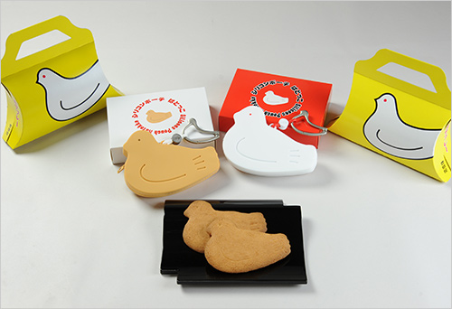 「シリコンポーチはとっこ」と「鳩サブレー4枚入」セット (白色・茶色) 各2,100円【8月10日(月)のみの販売】  [セット内容] ・「シリコンポーチはとっこ」(白色・茶色) (シリコンポーチサイズ：約W15×H11×D3cm／カラビナサイズ：約W6×H4.5cm〈各色共通〉) ・「鳩サブレー」(4枚入／1箱)