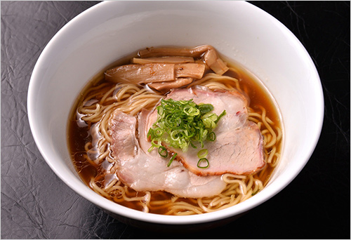中華そば(醤油／1杯) 1,250円  ＜和渦TOKYO＞看板メニュー。磨き続けた自家製麺に、鶏と豚の旨みを幾重にも重ねたスープ、生揚げ醤油の芳醇な香りを生かした特製ダレ。それぞれが調和した、シンプルでありながら奥深い味わいの一杯です。
