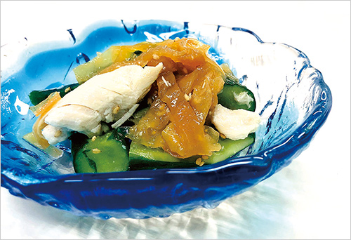 ＜桂林＞クラゲと蒸し鶏の和え物(100g) 432円  通常519円のところ、「中華の日」特別価格でご用意いたしました。こりこり食感のクラゲとしっとり仕上げた蒸し鶏、しゃきしゃきのキュウリをさっぱりとした和え物に。暑い季節に嬉しい冷菜です。