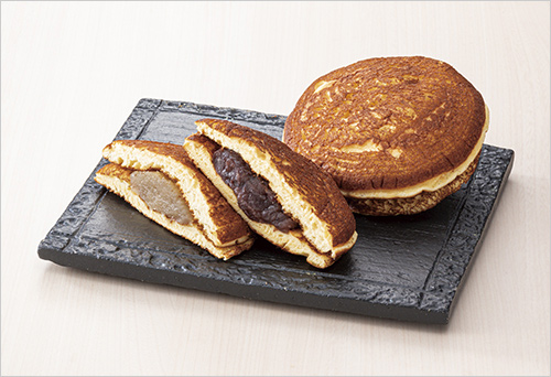 どら焼(白・黒／1個) 各430円  パンケーキのようにふわふわ、しっとりの生地に自家製餡がたっぷり。浅草で約90年の歴史ある、人気のどら焼きをこの機会にどうぞ。