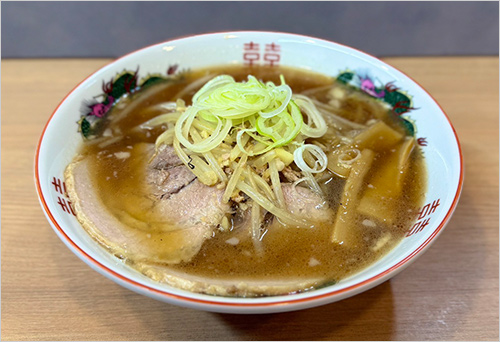 北ノ醤油ラーメン(1杯) 1,100円  鉄鍋を振る札幌味噌ラーメンの作り方をベースに醤油ラーメンを作りました。豚のチンタンスープをベースに鉄鍋で少し乳化させ、ひき肉を炒めた旨みが広まるスープに仕上げてます。麺は札幌味噌ラーメンのような縮れ麺で札幌の雰囲気を感じられます。