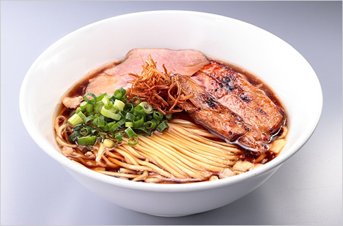 名古屋コーチン醤油らぁ麺(1杯) 1,200円  希少な名古屋コーチンの雌鶏を贅沢に使用し、豊かな旨みと芳醇な香りを丁寧に引き出した醤油らぁ麺。麺には、愛知県産小麦を独自配合した自家製麺を合わせました。 しなやかなコシと小麦の豊かな風味が、繊細なスープと美しく調和します。調味料に頼らず、素材本来の力だけで仕上げた、最後の一滴まで味わいたくなる一杯です。