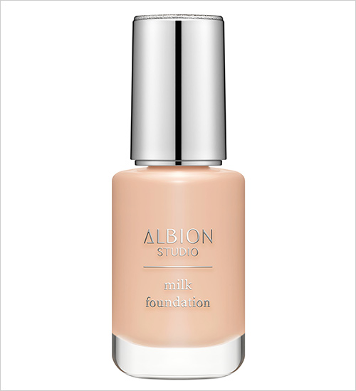 アルビオン スタジオ ミルク ファンデーション (30ml／全8色／SPF29・PA+++／UV耐水性★) 7,150円  乳液発想のミルクファンデーション。しっとりと潤いを与えながらキメを整え、気になる部分を自然にカバー。なめらかに伸びて肌に溶け込むようにフィットし、上品なツヤを放つ洗練された美しい肌へ導きます。