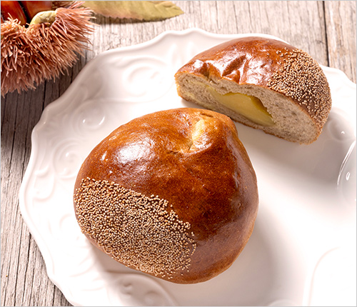 ほうじ茶栗あんぱん(1個) 367円  香り豊かなほうじ茶の生地に、粒入りの栗餡を包んだ秋限定のあんぱん。けしの実で栗に見立てて焼き上げました。