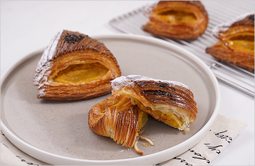 ざっくりスイートポテトデニッシュ(1個) 378円  ざっくりとした食感がおいしいデニッシュに濃厚なスイートポテトペーストを絞り、焼き上げました。