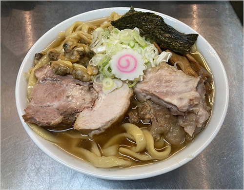 自家製太麺の中華そば(1杯) 1,200円  自家製太麺を引き立てるために、豚や鶏をメインに煮干と数種類の貝類で炊き上げ続けたスープが特徴です。麵との相性をお楽しみください。