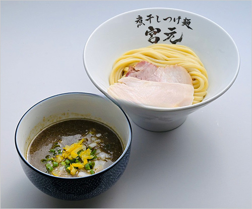 極濃煮干しつけ麺(1杯) 1,300円  煮干しの旨味を極限まで凝縮した、＜宮元＞の看板「極濃煮干しつけ麺」。厳選した数種類の煮干しを贅沢に使い、旨味・苦味・香りを一杯に凝縮しました。濃厚で力強いスープに、自家製麺がしっかり絡み、ひと口ごとに煮干しの風味が広がります。煮干し好きにこそ味わってほしい珠玉の一杯です。