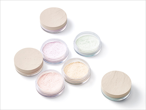 RMK ルースパウダー4種 (トランスルーセントマット・ブラーリングミント：7g／ブライトアップラベンダー・グロウピンク：5g／パフ付)(本体) 各4,400円・(レフィル) 各3,300円  新発売のルースパウダーは、肌質や理想の仕上がりに合わせて選べる4種をラインアップ。＜RMK＞初採用の中が空洞になった球状の「バルーンパウダー」が毛穴や小じわをふんわりカバーし、皮脂を吸収しても透明感をキープ。薄膜仕上げで、素肌のような美しさをかなえます。