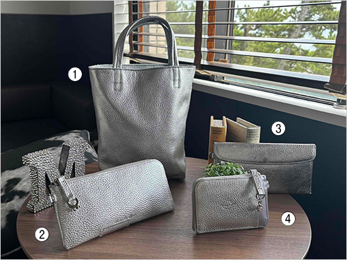 ①革のトートバッグ(W22×H23×D9cm) 35,200円 ②長財布(W19×H10cm) 27,500円 ③カブセタイプ長財布(W19×H9.5cm) 20,900円 ④フラグメントケース(W12×H8cm) 15,730円  牛革にシュリンク型押しを施した素材で作った、シルバーカラーのシリーズです。トートバッグに斜め掛けできるショルダーストラップ付き、人気のL字長財布は、カード13枚収納可能です。 カブセタイプはコンパクトにお使いいただけるスタイルで、カードも6枚収納可能です。