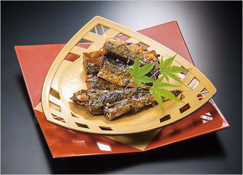 つくだ煮各種(いわし甘露煮、さんま蒲焼など／1パック) 400円  焼き、炊き、仕上げに3日間もの手間ひまをかけて仕上げました。骨まで食べられ、ご飯のお供や酒の肴として最適です。