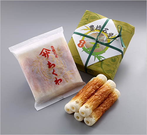 特製ちくわ(10本包み) 1,836円  グチ、エソ、ハモといった高級材料を、伝統の製法で作り上げます。プリプリとした食感と魚の旨味が詰まった老舗の看板商品です。