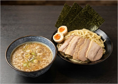 特製背脂醤油つけ麺(1杯) 1,700円  ＜イッキュー＞の代名詞である背脂をふんだんに使用。背脂のコクと旨味を感じながらも、最後まで箸が進む絶妙なバランスに仕上げました。モチモチ食感の特注麺にたっぷり浸けてお召し上がりください。
