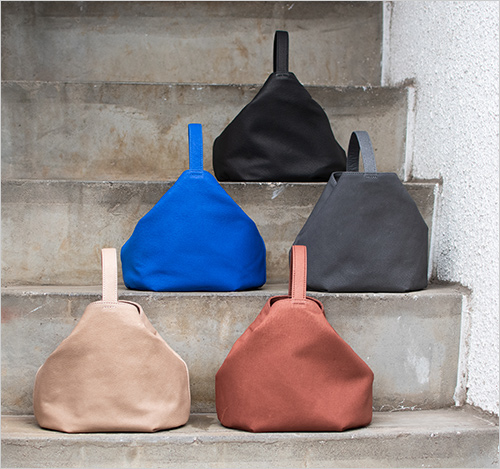 HOZUKI(ピッグレザー／裏地：コットン100％〈ブラック〉／W24×D16×H19cm) 15,400円  ほおずきのように軽やかなワンショルダーバッグ。サイドのスナップボタンで形を変えられ、開けばペットボトルや財布、スマートフォンも収納可能。軽量なピッグレザーを使用しており、散歩や旅行先のサブバッグ、ちょっとしたお出かけにぴったりです。