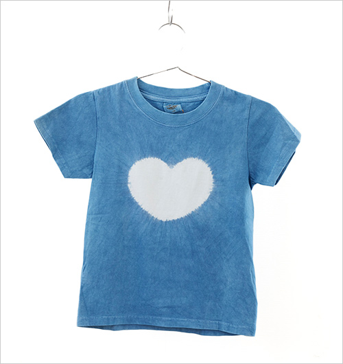 草木染めオーガニックコットンTシャツ(S・M・L・XL／綿100％〈オーガニックコットン〉) 7,700～9,900円  オーガニックコットン100％のやさしい着心地と、天然染料による草木染めが魅力の一点物のTシャツ。吸水性・吸湿性に優れ、暑い季節も快適です。中でも手仕事で染め上げた「ハート絞り」は、＜アモリット＞を代表する人気アイテム。使うほどに変化する風合いもお楽しみいただけます。